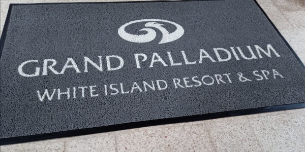 Mejorando la Experiencia en el Hotel Grand Palladium con Alfombras Personalizadas